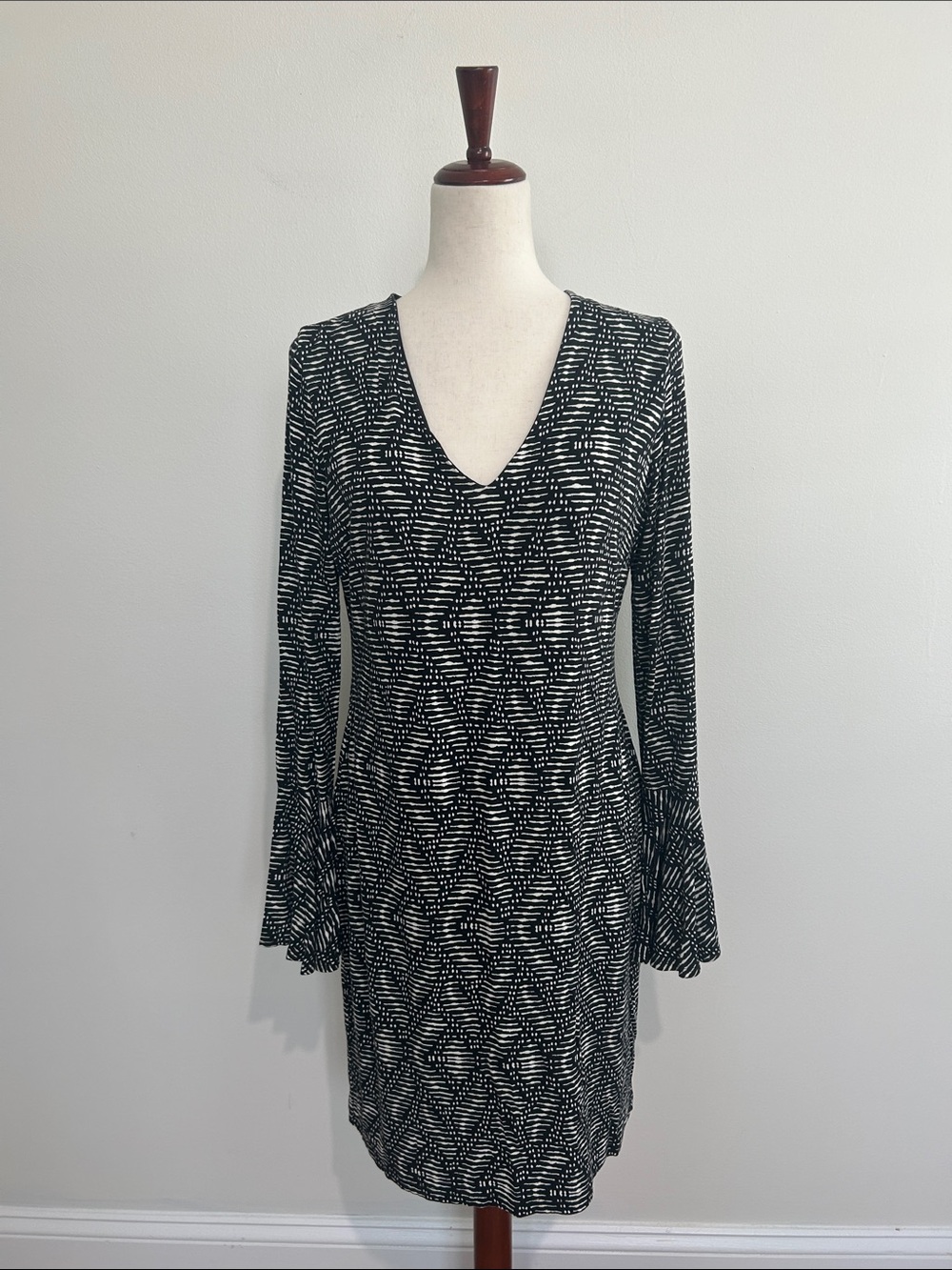 Karen Kane Long Sleeve V-Neck Patterned Dress Size Large